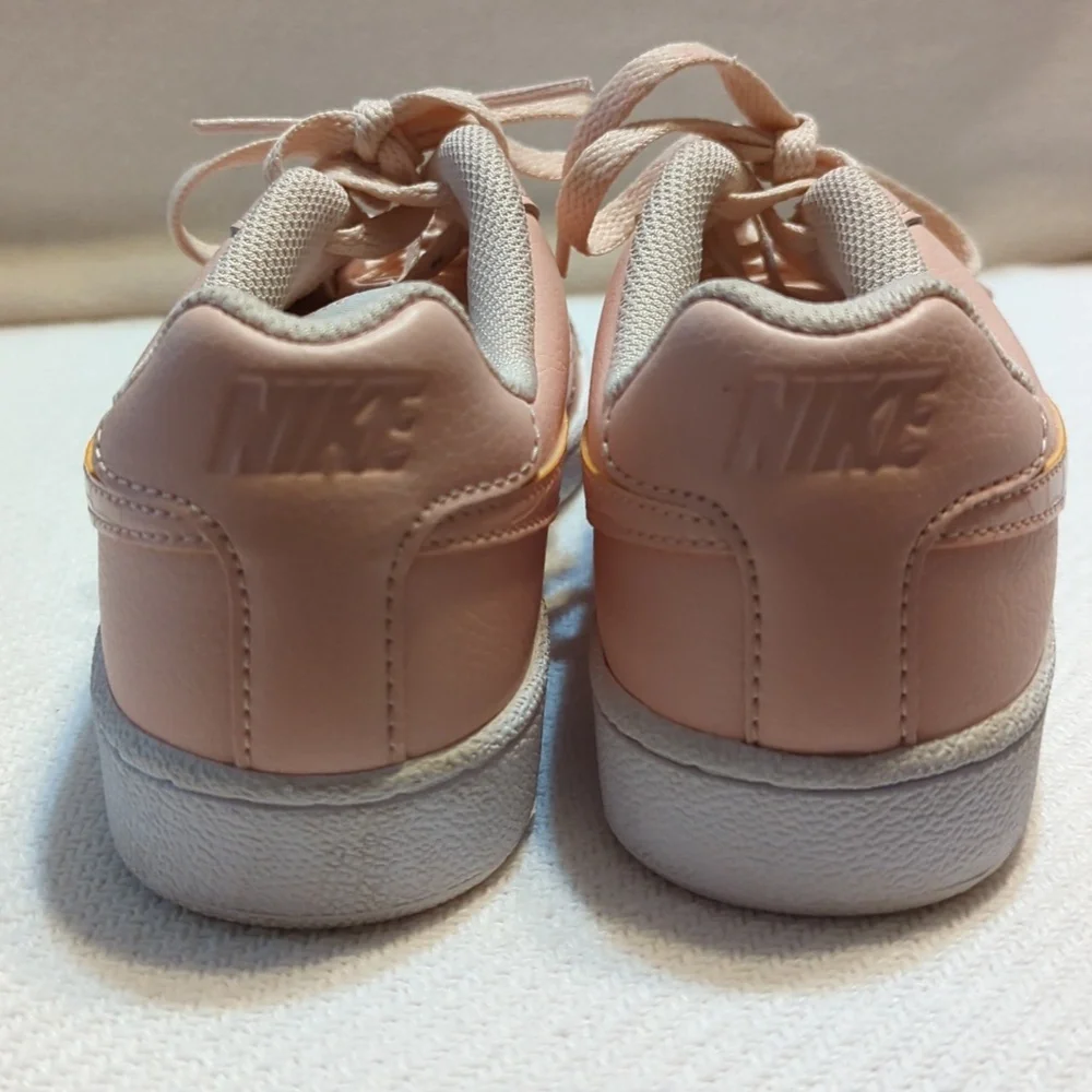 Nike womens Size 6.5 - Nike Court‎ Royale Washed Coral 749867-604